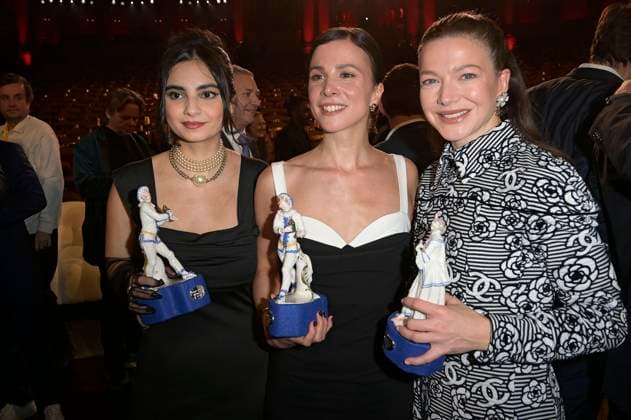 Bayan Layla, Aylin Tezel und Hannah Herzsprung bei der Verleihung des 45. Bayerischen Filmpreises 2023 im Prinzregententheater. München, 19.01.2024