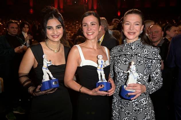 Bayan Layla, Aylin Tezel und Hannah Herzsprung bei der Verleihung des 45. Bayerischen Filmpreises 2023 im Prinzregententheater. München, 19.01.2024