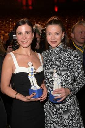 Aylin Tezel und Hannah Herzsprung bei der Verleihung des 45. Bayerischen Filmpreises 2023 im Prinzregententheater. München, 19.01.2024