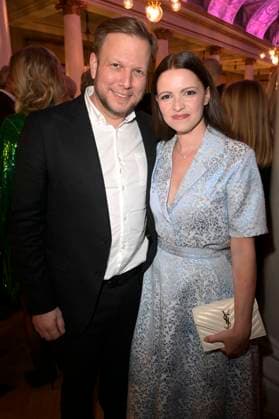 Jennifer Ulrich mit Begleitung bei der Verleihung des 45. Bayerischen Filmpreises 2023 im Prinzregententheater. München, 19.01.2024