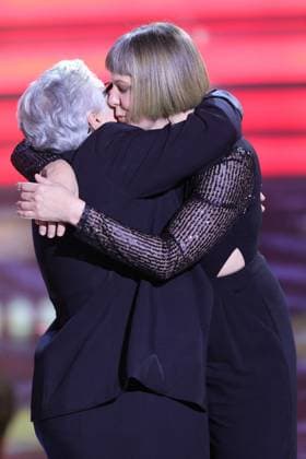 Bayerischer Filmpreis 2023 Shole Pakravan (li.) und Steffi Niederzoll. Verleihung des 45. Bayerischen Filmpreises 2023 am 19.01.2024 im Prinzregententheater in Münche. Bayern, Deutschland.