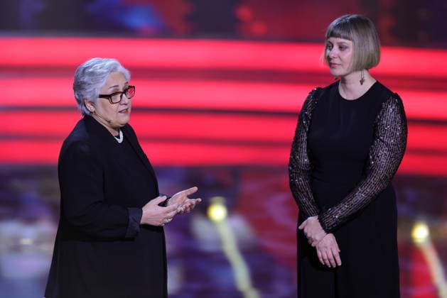 Bayerischer Filmpreis 2023 Shole Pakravan (li.) und Steffi Niederzoll. Verleihung des 45. Bayerischen Filmpreises 2023 am 19.01.2024 im Prinzregententheater in Münche. Bayern, Deutschland.