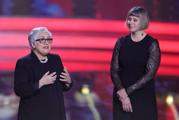 Bayerischer Filmpreis 2023 Shole Pakravan (li.) und Steffi Niederzoll. Verleihung des 45. Bayerischen Filmpreises 2023 am 19.01.2024 im Prinzregententheater in Münche. Bayern, Deutschland.