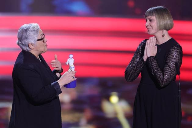 Bayerischer Filmpreis 2023 Shole Pakravan (li.) und Steffi Niederzoll. Verleihung des 45. Bayerischen Filmpreises 2023 am 19.01.2024 im Prinzregententheater in Münche. Bayern, Deutschland.