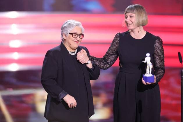 Bayerischer Filmpreis 2023 Shole Pakravan (li.) und Steffi Niederzoll. Verleihung des 45. Bayerischen Filmpreises 2023 am 19.01.2024 im Prinzregententheater in Münche. Bayern, Deutschland.