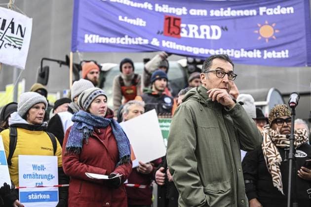 Bilder des Jahres 2024, News 01 Januar News Themen der Woche KW03 News Bilder des Tages RECORD DATE NOT STATED Berliner Agrarministerkonferenz ** NUR FÜR REDAKTIONELLE ZWECKE ** EDITORIAL USE ONLY **<p>Berliner Agrarministerkonferenz am 20. Januar 2024 in Berlin: Cem Özdemir (Bündnis 90 Die Grünen), Bundesminister für Ernährung und Landwirtschaft, spricht am Rande der Berliner Agrarministerkonferenz zu den Demonstranten von der Initiative Â·Wir haben es satt! Berlin Copyright: RetoxKlar *** Berlin Agriculture Ministers Conference FOR EDITORIAL PURPOSES ONLY EDITORIAL USE ONLY p Berlin Agriculture Ministers Conference on January 20, 2024 in Berlin Cem Özdemir Bündnis 90 Die Grünen , Federal Minister of Food and Agriculture, speaks to the demonstrators from the initiative Â-Wir haben es satt Berlin Copyright RetoxKlar Copyright: RetoxKlar doc7ts7hnucgg11gi76q5ow ,EDITORIAL USE ONLY