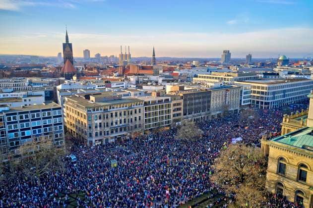 Bilder des Jahres 2024, News 01 Januar News Themen der Woche KW03 35.000 Teilnehmende zählte die Polizei bei einer Demonstration gegen Rechtsextremismus und die AfD auf dem Opernplatz. Hannover, 20.01.2024 *** Police counted 35,000 participants at a demonstration against right-wing extremism and the AfD on Opernplatz Hanover, 20 01 2024 Foto:xU.xStammx xFuturexImagex gegen_rechts_4160