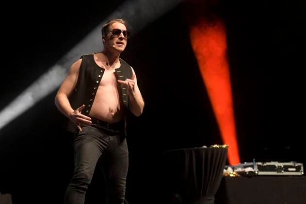 Entertainment Themen der Woche KW03 Entertainment Bilder des Tages Oliver Pocher mit seiner Show Liebeskasper live in der Swiss Life Hall. Hannover, 20.01.2024 *** Oliver Pocher with his show Liebeskasper live at the Swiss Life Hall Hannover, 20 01 2024 Foto:xN.xHeuselx xFuturexImagex pocher_4112