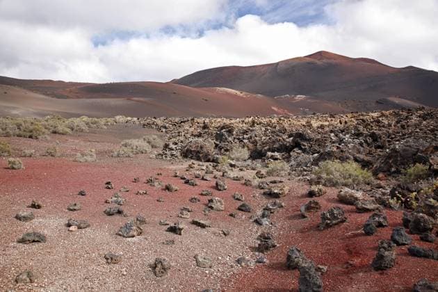 Creative Highlights World Kamel, Dromedarsafari in der Ferne im Parque Nacional de Timanfaya, Lanzarote, Kanarische Inseln, Spanien, Europa *** Camel, Dromedary safari in the Remote at Parque Nacional de Timanfaya, Lanzarote, Canary Islands Islands, Spain, Europe Copyright: imageBROKER/alimdix/xArterrax/xJohanxRaes ibltsm10085716.jpg