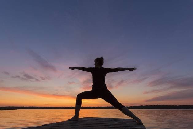 Creative Highlights Symbolbilder Frau beim Üben der Yogastellung Virabhadrasana II, Kriegerstellung, stehende Asana auf dem Steg am See bei Sonnenuntergang *** Woman at Practice the Yogastellung Virabhadrasana II, Warrior position, Standing Asana at the Steg on Lake at Sunset Copyright: imageBROKER/alimdix/xArterrax/xSven-ErikxArndt ibltsm10087557.jpg ,model released, Symbolfoto ,property released
