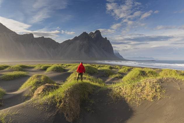 Creative Highlights Symbolbilder Wanderer mit Blick auf das Vestrahorn, Vesturhorn, aus Gabbro und Granophyre Gestein, Teil des Klifatindur Gebirges bei Stokksnes, Island, Europa *** Hikers with View at the Vestrahorn, Vesturhorn, from Gabbro and Granophyre Rock, Part of Klifatindur Mountains at Stokksnes, Iceland, Europe Copyright: imageBROKER/alimdix/xArterrax/xSven-ErikxArndt ibltsm10087562.jpg ,model released, Symbolfoto ,property released