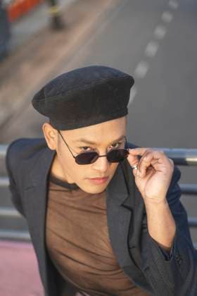Creative Highlights Symbolbilder Latino schwuler Männchen mit Makeup und modischem Hut posiert auf einer Brücke *** Latino Gay Male with Makeup and fashionable Hat poses at a Bridge Copyright: imageBROKER/MarianoxGaspar ibxmog10065981.jpg ,model released, Symbolfoto ,property released