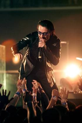 Bono of U2 reaches for the crowd while playing a sold out show at Toronto s Air Canada Centre Thursday, May 24, 2001. (Greg Henkenhaf iPhoto.ca) (File size: 5.7Mb) TORGHE05240101 Toronto Ontario Canada EDITORIAL USE ONLY Copyright: xx TORGHE05240101 GregxHenkenhafx TORGHE05240101