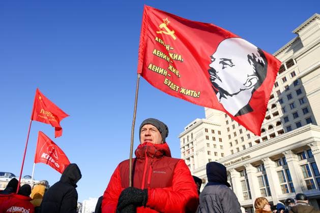 Bilder des Jahres 2024, News 01 Januar News Themen der Woche KW03 News Bilder des Tages RUSSIA, MOSCOW - JANUARY 21, 2024: A Russian Communist Party member marches to lay flowers at Lenin s Mausoleum to mark the 100th death anniversary of Russian revolutionary Vladimir Lenin. Artyom Geodakyan TASS  66607100