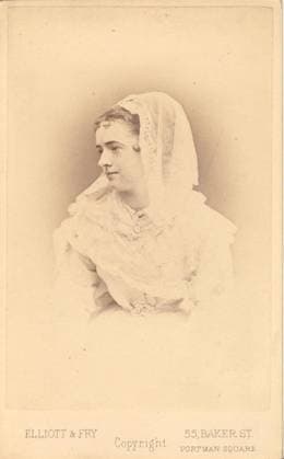 Mrs. Thorne Swathed in a white mantilla, Mrs. Thorne, an actress, poses here at the Elliott & Fry studio, 55 Baker Street, London. xx EDITORIAL USE ONLY Copyright: xx MES26242 Elliottx&xFryx picturehistory010285
