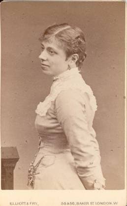 Miss Louise Willis This British carte de visite of an unidentified woman was produced by Elliott & Fry, 55 & 56 Baker Street, London. EDITORIAL USE ONLY Copyright: xx MES26265 Elliottx&xFryx picturehistory010311