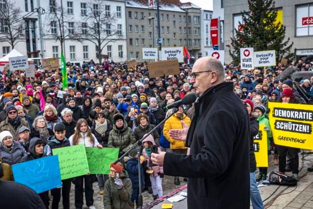 News Themen der Woche KW03 News Bilder des Tages Cottbus bekennt Farbe: Ministerpräsident Dietmar Woidke DEU Brandenburg Cottbus: Ministerpräsident Dietmar Woidke auf Cottbus- Demo gegen Rechts: Nach Bekanntwerden eines Treffens von rechten Aktivisten mit Politikern von AfD und CDU in Potsdam sind auch in mehreren Städten Brandenburgs am Wochenende Demonstrationen gegen Rechtsextremismus geplant. Unter dem Motto: Zusammen gegen Rechts Wir sind die Brandmauer! will die Stadt Cottbus am Sonntag ein Zeichen setzen. Seitdem das Recherchezentrum Correctiv ihre Recherche Geheimplan gegen Deutschland veröffentlichte, gehen in ganz Deutschland tausende Menschen gegen die AfD auf die Straße. ( *** Cottbus shows its colors Minister President Dietmar Woidke DEU Brandenbur