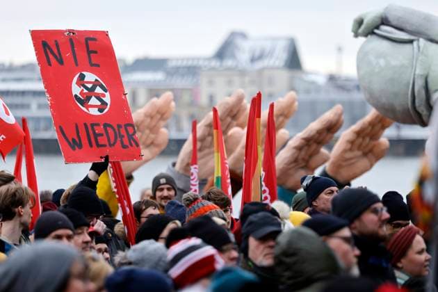 News Themen der Woche KW03 News Bilder des Tages Ein Karnevalswagen des Rosenmontagszuges mit zum Hitlergruß erhobenen Händen, einer AfD-Armbinde und einem Jecken, der sein Gesäß präsentiert auf der Demonstration des Bündnisses Köln stellt sich quer gegen rechts in Köln. Am Sonntag gingen in Köln laut Veranstalter etwa 70.000 Menschen unter dem Motto Demokratie beschützen, AfD bekämpfen in die Deutzer Werft, um bei einer Kundgebung ein Zeichen gegen Rechtsextremismus und die Partei Alternative für Deutschland (AfD) zu setzen. Köln, 21.01.2024 NRW Deutschland *** A carnival float of the Rose Monday parade with hands raised in a Hitler salute, an AfD armband and a reveller presenting his buttocks at the demonstration of the Cologne alliance Köln stellt sich quer gegen recht Copyright: xChristophxHardtx