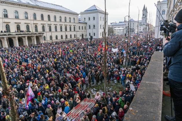 News Themen der Woche KW03 News Bilder des Tages Kein Platz für Hass, Transparent bei Gemeinsam gegen Rechts, Großdemonstration in München, 21. Januar 2024 Deutschland, München, 21. Januar 2024, Gemeinsam gegen Rechts - Für Demokratie und Vielfalt, Großdemonstration gegen Rechtsextremismus und Faschismus, aufgerufen hat ein breites Bündnis der Zivilgesellschaft, 230 Organisationen, Münchner Großdemo wurde wegen zu großem Andrang nach einer Stunde abgebrochen, bis zu 250.000 Teilnehmer, Protest, Demo, Sonntagnachmittag, Politik, Bayern, *** No place for hate, banner at Gemeinsam gegen Rechts, large demonstration in Munich, 21 January 2024 Germany, Munich, 21 January 2024, Gemeinsam gegen Rechts Für Demokratie und Vielfalt, large demonstration against right-wing extremism and fasc