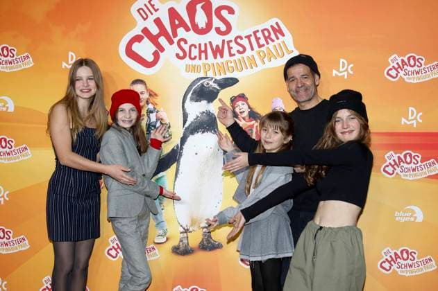 Entertainment Themen der Woche KW03 Entertainment Bilder des Tages Lilit Serger, Cara Vondey, Rona Regjepi, Mlke Marzuk und Momo Beier bei der Premiere des Kinofilms Die Chaosschwestern und Pinguin Paul im Cinedom. Köln, 21.01.2024 *** Lilit Serger, Cara Vondey, Rona Regjepi, Mlke Marzuk and Momo Beier at the premiere of the movie The Chaos Sisters and Penguin Paul at Cinedom Cologne, 21 01 2024 Foto:xR.xSchmiegeltx xFuturexImagex pinguin_4126
