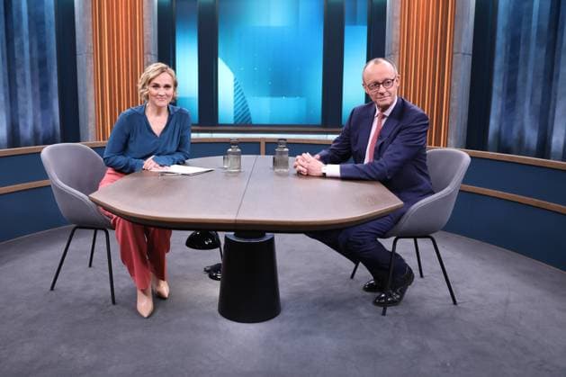 News Themen der Woche KW03 Entertainment Bilder des Tages Berlin, Deutschland, 21.01.2024: Studio Berlin: Erste Talksendung von Caren Miosga am Sonntag in der ARD Das Erste: Erster Talkgast Friedrich Merz (rechts), Moderatorin Caren Miosga (links) *** Berlin, Germany, 21 01 2024 Studio Berlin First talk show by Caren Miosga on Sunday on ARD Das Erste First talk guest Friedrich Merz on the right, presenter Caren Miosga on the left Copyright: xdtsxNachrichtenagenturx dts_29316