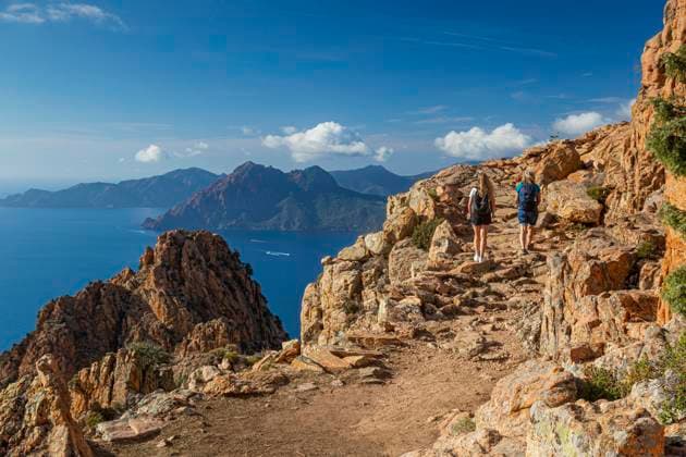 zwei Wanderer laufen in der Calanche einer bizarre Felsenlandschaft an der Suedkueste des Golfs von Porto im Regionalen Naturpark Korsika Frankreich Europa zwei Wanderer laufen in der Calanche einer bizarre Felsenlandschaft an der Suedkueste des Golfs von Porto im Regionalen Naturpark Korsika Frankreich Europa ,model released, Symbolfoto Copyright: xZoonar.com ThomasxHeitzx 20803690 ,model released, Symbolfoto ,property released