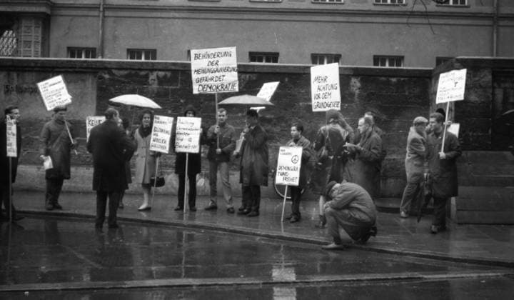 Persönlichkeiten aus 1965-71 DEU, Deutschland, Dortmund: Persönlichkeiten aus der Politik, Wirtschaft und Kultur aus den Jahren 1965-71. Ruhrgebiet.Der Politikwissenschaftler Andreas Buro , hier mit einer kleinen Gruppe von Mitstreitern demonstrierten noch 1965 für das Recht auf Demonstration . DEU, Germany, Dortmund: Personalities from politics, business and culture from the years 1965-71. NRW *** Personalities from 1965 71 DEU, Germany, Dortmund Personalities from politics, business and culture from the years 1965 71 Ruhr area The political scientist Andreas Buro , here with a small group of fellow campaigners, demonstrated in 1965 for the right to demonstrate DEU, Germany, Dortmund Personalities from politics, business and culture fro