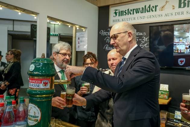 News Themen der Woche KW04 News Bilder des Tages Brandenburg Tag auf der Internationale Grüne Woche 2024. Dietmar Woidke (SPD), Ministerpräsident Brandenburgam Zapfhahn des Finsterwalder Brauhaus. DEU, Deutschland, Berlin, 22.01.2024: *** Brandenburg Day at the International Green Week 2024 Dietmar Woidke SPD , Minister President of Brandenburgat the tap of the Finsterwalder Brauhaus DEU, Germany, Berlin, 22 01 2024
