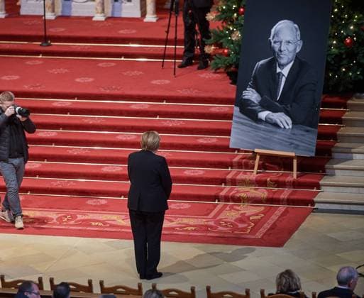 News Themen der Woche KW04 News Bilder des Tages Mit einem Gottesdienst haben am Montag (22.01.2024) im Berliner Dom die offiziellen Trauerfeierlichkeiten fuer den verstorbenen Bundestagspraesidenten Wolfgang Schaeuble (CDU) begonnen. (Foto: Die ehemalige Bundeskanzlerin Angela Merkel (CDU) kondoliert vor einem Portrait von Wolfgang Schaeuble) Im Dom kamen die Spitzen des Staates, politische Weggefaehrten sowie Vertreter und Vertreterinnen aus Politik und Religionsgemeinschaften zusammen. Im Anschluss war ein Trauerstaatsakt im Bundestag geplant. Schaeuble war am 26. Dezember im Alter von 81 Jahren gestorben. Er gehoerte mehr als 50 Jahre dem Bundestag an und war darueber hinaus in seiner politischen Karriere auch Bundesminister, Partei- und Fraktionschef. Beigesetzt wurde Schaeuble am 5. Copyright: epd-bild ChristianxDitsch epd-Trauergottesdienst_Schaeuble13-kopieren