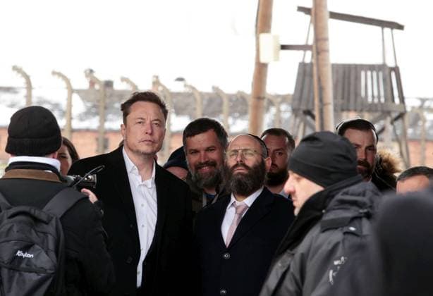 Bilder des Jahres 2024, Entertainment 01 Januar Entertainment Themen der Woche KW04 Entertainment Bilder des Tages Elon Musk visits Auschwitz Photo: Andrzej Rudiak East News CEO of X (formerly known as Twitter) Elon Musk visits the Auschwitz-Birkenau State Museum on the site of the Nazi Auschwitz concentration camp on January 22, 2024 in Oswiecim, Poland. Musk is expected to attend a conference focusing on the rise of anti-Semitism in Europe since October 7th, 2023, organised by the European Jewish Association in Cracow. EN_01608794_0003 