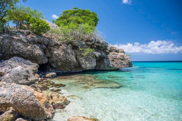 Niederländische Karibik The crystal clear turquoise ocean, at Grote Knip beach, famous for its blue water, on the Dutch Caribbean island of Curacao, West Indies, Caribbean, Central America Copyright: GaryxParker 1375-8