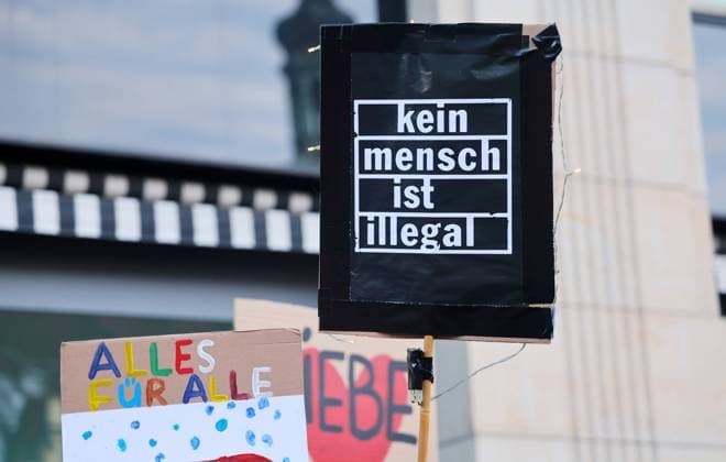 Leipzig, 21.01.2024, Innenstadt, Zentrum, Marktplatz, Ring , Demonstration Zusammen gegen Rechts. , Im Bild: Kein Mensch ist illegal. , Nur zur redaktionellen Nutzung. Only editorial use. , Für die Verletzung der Persönlichkeitsrechte übernimmt PICTURE POINT keine Haftung. , *** Leipzig, 21 01 2024, Innenstadt, Zentrum, Marktplatz, Ring , Demonstration Zusammen gegen Rechts , Im Bild Kein Mensch ist illegal , Nur zur redaktionellen Nutzung Only editorial use , PICTURE POINT assumes no liability for the violation of personal rights , Picture Point