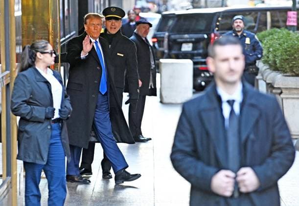 USA, Donald Trump auf dem Weg zu seinem Prozess in New York City January 22, 2024, New York, New York, USA: Former President Donald Trump leaves Trump Tower on Fifth Avenue on his way to Federal Court for the ongoing defamation case brought by E.Jean Carroll in lower Manhattan. (PHOTO: Andrea RENAULT Zuma Press) New York USA - ZUMAg115 20240122_faf_g115_007 Copyright: xAndreaxRenaultx