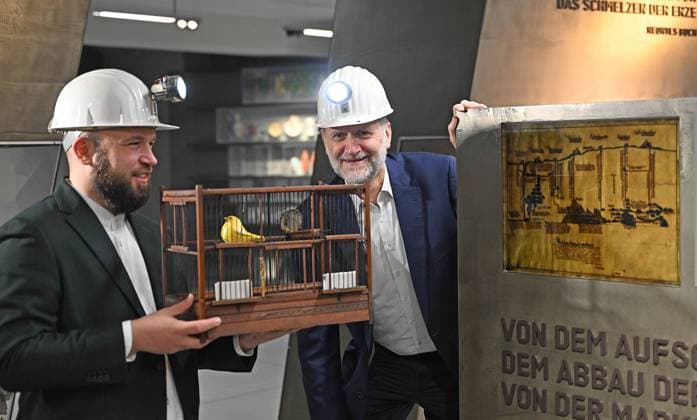 SMAC-Chemnitz mit guter Besucherresonanz Kurator Christian Landrock (li) und Ausstellungsleiter Jens Beutmann vom smac - Staatliches Museum für Archäolgie Chemnitz mit einem symbolischen Kanarienvogel im Käfig. Im Altbergbau zeigte der gefiederte Helfer unter Tage an, wenn vor Ort im Schacht Sauerstoffmangel herrschte und die Bergleute schnellstens an die frische Luft mussten. Im Herbst diesen Jahres eröffnet das smac seine große Ausstellung zum Thema Bergbau, die bis Mitte 2025, dem Jahr, in dem Chemnitz den Titel der europäischen Kulturhauptstadt trägt, laufen wird. Ebenfalls feiert das Museum im Mai sein zehnjähriges Jubiläum. 85.000 Besucherinnen und Besucher zählte die Einrichtung 2023. Mehrere kleine Ausstellungen zur Chemnitz_SMAC (4)