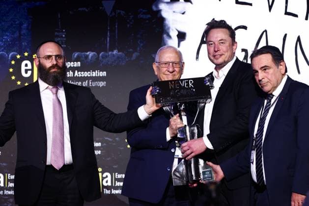 Polen, Elon Musk bei Konferenz des Verband europäischer Juden EJA zu Online-Antisemitismus in Krakau January 22, 2024, Krakow, Poland: EJA Chairman Rabbi Menachem Margolin, former president of Israel Reuven Rivlin, Elon Musk, owner of Tesla and the X (formerly Twitter) platform and Joel Mergui, Chair of EJA, stand with Never Again statuette during a symposium on fighting antisemitism titled Never Again : Lip Service or Deep Conversation in Krakow, Poland on January 22nd, 2024. Musk, who was invited to Poland by the European Jewish Association (EJA) has visited the Auschwitz-Birkenau concentration camp earlier that day, ahead of International Holocaust Remembrance Day. Krakow Poland - ZUMAz156 20240122_zip_z156_015 Copyright: xBeataxZawrzelx