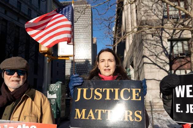 January 22, 2024, New York, New York, USA: Anti-Trump protesters with Rise & Resist hold signs outside of the U.S. District Courthouse as E. Jean Carroll and former President Donald Trump arrive for the defamation trial against Trump. A person holds an American flag and a sign that reads Justice Matters. New York USA - ZUMAr174 20240122_znp_r174_009 Copyright: xGinaxMxRandazzox