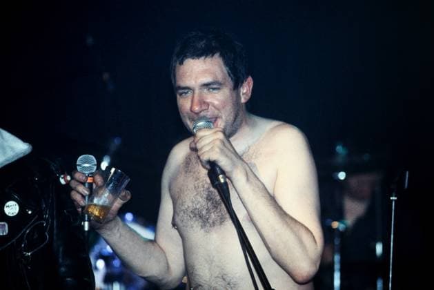 RECORD DATE NOT STATED Mai 1995 Oberhausen Zentrum Altenberg Die Bochumer Punkband die Kassierer geben ein Konzert im Club . Sänger Wolfgang Wölfi Wendland ( nackt ) *** May 1995 Oberhausen Zentrum Altenberg The Bochum punk band die Kassierer give a concert in the club Singer Wolfgang Wölfi Wendland naked