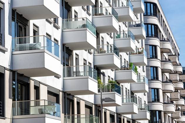 Die Fassade eines weißen modernen Wohnhauses mit vielen kleinen Balkonen Die Fassade eines weißen modernen Wohnhauses mit vielen kleinen Balkonen, gesehen in Berlin, Deutschland Copyright: xZoonar.com elxeneizex 20776727