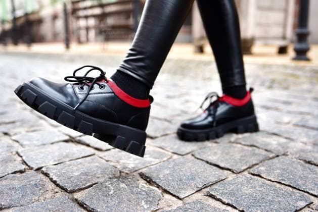 Close up of young woman legs in black shoes walking on the street in the city. Close up of young woman legs in black boots walking on the street in the city. ,model released, Symbolfoto ,property released Copyright: xZoonar.com MykytaxFilippovx 20852785 ,model released, Symbolfoto ,property released