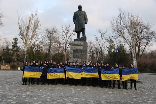 News Themen der Woche KW04 News Bilder des Tages Day of Unity of Ukraine in Odesa, Ukraine - 22 Jan 2024 The cadets of Odesa State University of Internal Affairs stand with the flags of Ukraine near the monument to Taras Shevchenko on the Day of Unity of Ukraine in the central park of Culture and Recreation named after Taras Shevchenko. Planned outdoor events in honor of the Day of Unity of Ukraine were moved to a bomb shelter due to an air raid alert. The Unification Act was an agreement signed on 22 January 1919, by the Ukrainian People s Republic and the West Ukrainian People s Republic on the St Sophia Square in Kyiv. Since 1999 the Day of Unity of Ukraine, celebrated every year on 22 January to mark the signing of the treaty, is a state holiday; but not a public holiday. Odesa Ukrain Copyright: xViacheslavxOnyshchenkox xSOPAxImagesx AVOnyshchenko(2)