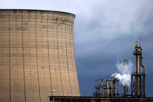 Industrieanlagen von Shell Energy in Wesseling bei Köln. Die Umgebung ist geprägt von Stromleitungen und Industrieschloten. (Themenbild, Symbolbild). Wesseling, 22.01.2024 NRW Deutschland *** Shell Energys industrial facilities in Wesseling near Cologne The surrounding area is characterized by power lines and industrial chimneys Themed image, symbolic image Wesseling, 22 01 2024 NRW Germany Copyright: xChristophxHardtx