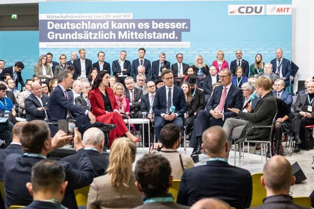 News Themen der Woche KW04 Wirtschaftskonferenz von CDU und MIT unter dem Motto Deutschland kann es besser Grundsätzlich Mittelstand Auf dem Podium Dr. Matthias Voelkel, CEO Börse Stuttgart Group, Tijen Onaran, CEO Global Digital Women GmbH, Carsten Linnemann, Generalsekretär, Dr. Rainer Dulger, Arbeitgeberpräsident, Prof. Dr. Veronika Grimm, Mitglied des Sachverständigenrats zur Begutachtung der gesamtwirtschaftlichen Entwicklung (von links nach rechts) Wirtschaftskonferenz von CDU und MIT unter dem Motto Deutschland kann es besser Grundsätzlich Mittelstand Auf dem Podium Dr. Matthias Voelkel, CEO Börse Stuttgart Group, Tijen Onaran, CEO Global Digital Women GmbH, Carsten Linnemann, Generalsekr *** Economic conference of the CDU and MIT under Fotograf