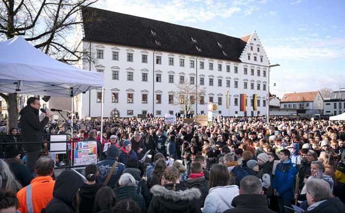 News Themen der Woche KW04 Rottenburg (Kreis Tuebingen) 23.01.2024 Gedenken an Eugen Bolz (Wuerttembergischer Staatspraesident 1928 Ð 1933) in Verbindung mit einer Aktion der Stadt Rottenburg fuer Demokratie und Menschenrechte: Am Todestag des Rottenburger Ehrenbuerger Bolz, versammeln sich mehr als 4000 Teilnehmer zu einer Kundgebung auf dem Bolzplatz fuer Vielfalt und Demokratie. Oberbuergermeister Stephan Neher (li, CDU) auf der Buehne. Am 23. Januar 1945 wurde Eugen Bolz in Berlin-Ploetzensee hingerichtet. Schon frueh warnte der Rottenburger vor dem Nationalsozialismus als Gefahr fuer die Demokratie. *** Rottenburg District of Tuebingen 23 01 2024 Commemoration of Eugen Bolz Wuerttemberg State President 1928 Ð 1933 in conjunction with an action by the city of ULMER