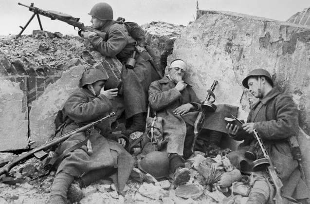 MACHINE-GUNNER TRENCH REST 1277 18.09.1942 Red Army soldiers having rest in trenches. The Western Front. Alpert Sputnik Russia  Copyright: xAlpertx