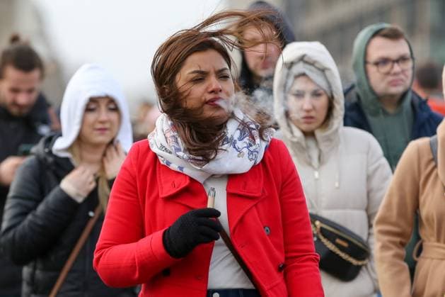 Smoking Vape in London, UK - 21 Jan 2024 A woman seen smoking vape while walking in central London. Recent study shows that Nicotine-free vapes does harm lungs. London United Kingdom Copyright: xStevexTaylorx xSOPAxImagesx 23012024_Smoking_Vape_STAYLOR_001