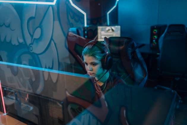 IMAGO Creative, Lifestyle, Gaming Gamer wearing headset and playing games on computer model released, Symbolfoto property released, EVKF00090