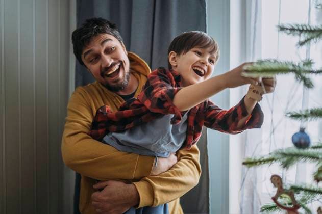 Happy father and son decorating Christmas tree at home model released, Symbolfoto property released, ANAF02627