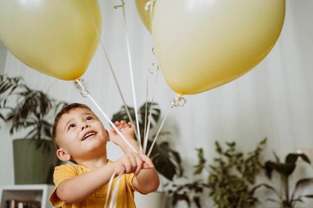 Creative Highlights Symbolbilder Happy boy playing with balloons at home model released, Symbolfoto property released, ANAF02636