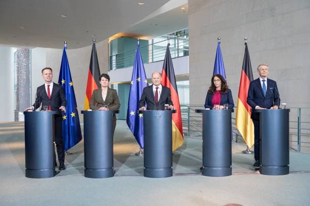 News Themen der Woche KW04 Pressekonferenz Viertes Treffen der Allianz für Transformation im Bundeskanzleramt Kai Niebert, Nachhaltigkeitsexperte und Präsident Deutscher Naturschutzring, Tanja Gönner, Hauptgeschäftsführerin Bundesverband der Deutschen Industrie, Olaf Scholz, Bundeskanzler, Yasmin Fahimi, Vorsitzende Deutscher Gewerkschaftsbund, Thomas Weber, Präsident Deutscher Akademie der Technikwissenschaften acatech (von links) Pressekonferenz Viertes Treffen der Allianz für Transformation im Bundeskanzleramt Kai Niebert, Nachhaltigkeitsexperte und Präsident Deutscher Naturschutzring, Tanja Gönner, Hauptgeschäftsführerin Bundesverband der Deutschen Industrie, Olaf S *** Press conference Fourth meeting of the Alliance for Transformation Fotograf