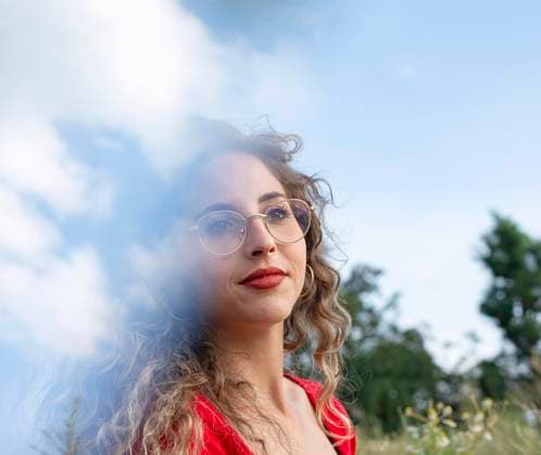 Creative Highlights Symbolbilder Young woman with curly hair wearing eyeglasses model released, Symbolfoto, BFRF02448